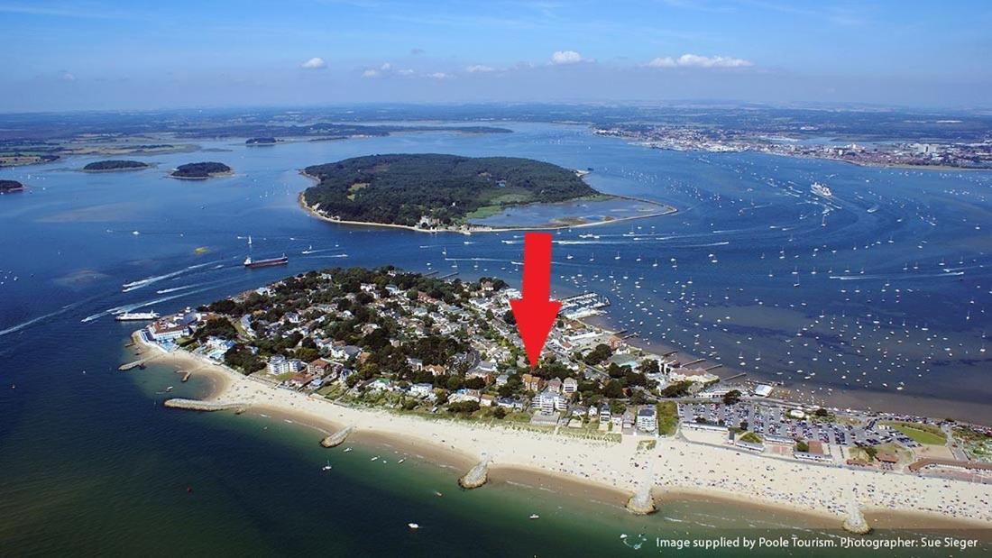 Top Floor Sandbanks Apartment With Free Parking Just Minutes From The Beach And Bars Canford Cliffs エクステリア 写真