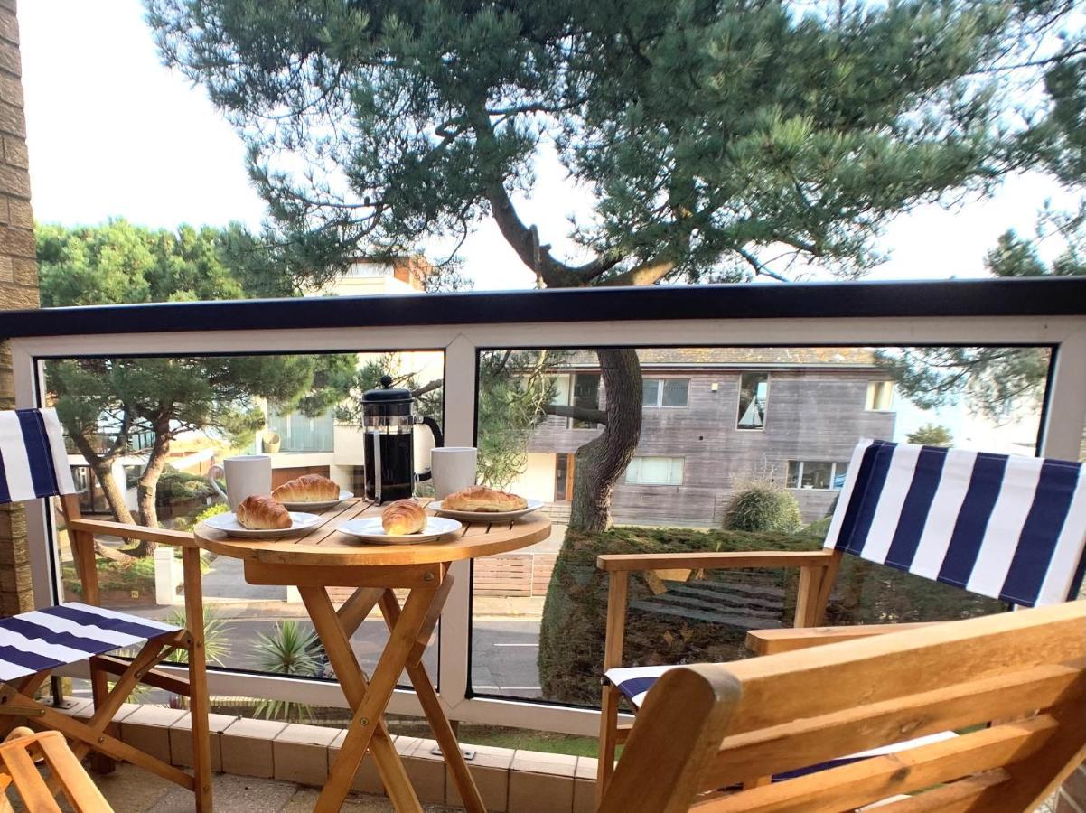 Top Floor Sandbanks Apartment With Free Parking Just Minutes From The Beach And Bars Canford Cliffs エクステリア 写真