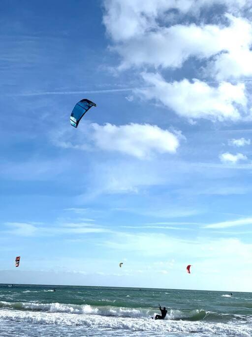 Top Floor Sandbanks Apartment With Free Parking Just Minutes From The Beach And Bars Canford Cliffs エクステリア 写真