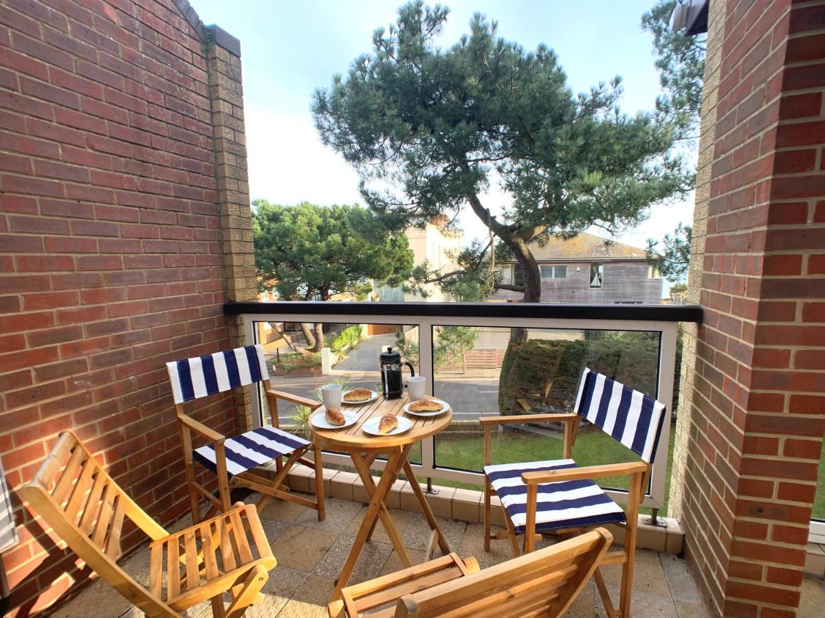 Top Floor Sandbanks Apartment With Free Parking Just Minutes From The Beach And Bars Canford Cliffs エクステリア 写真