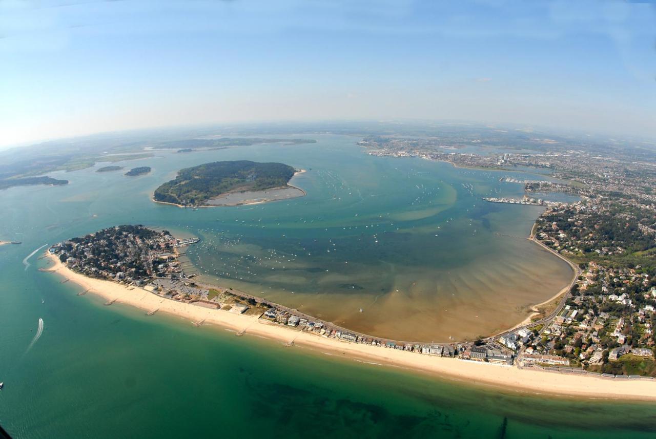 Top Floor Sandbanks Apartment With Free Parking Just Minutes From The Beach And Bars Canford Cliffs エクステリア 写真