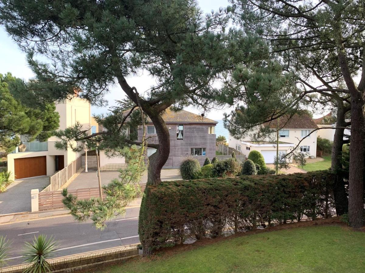 Top Floor Sandbanks Apartment With Free Parking Just Minutes From The Beach And Bars Canford Cliffs エクステリア 写真