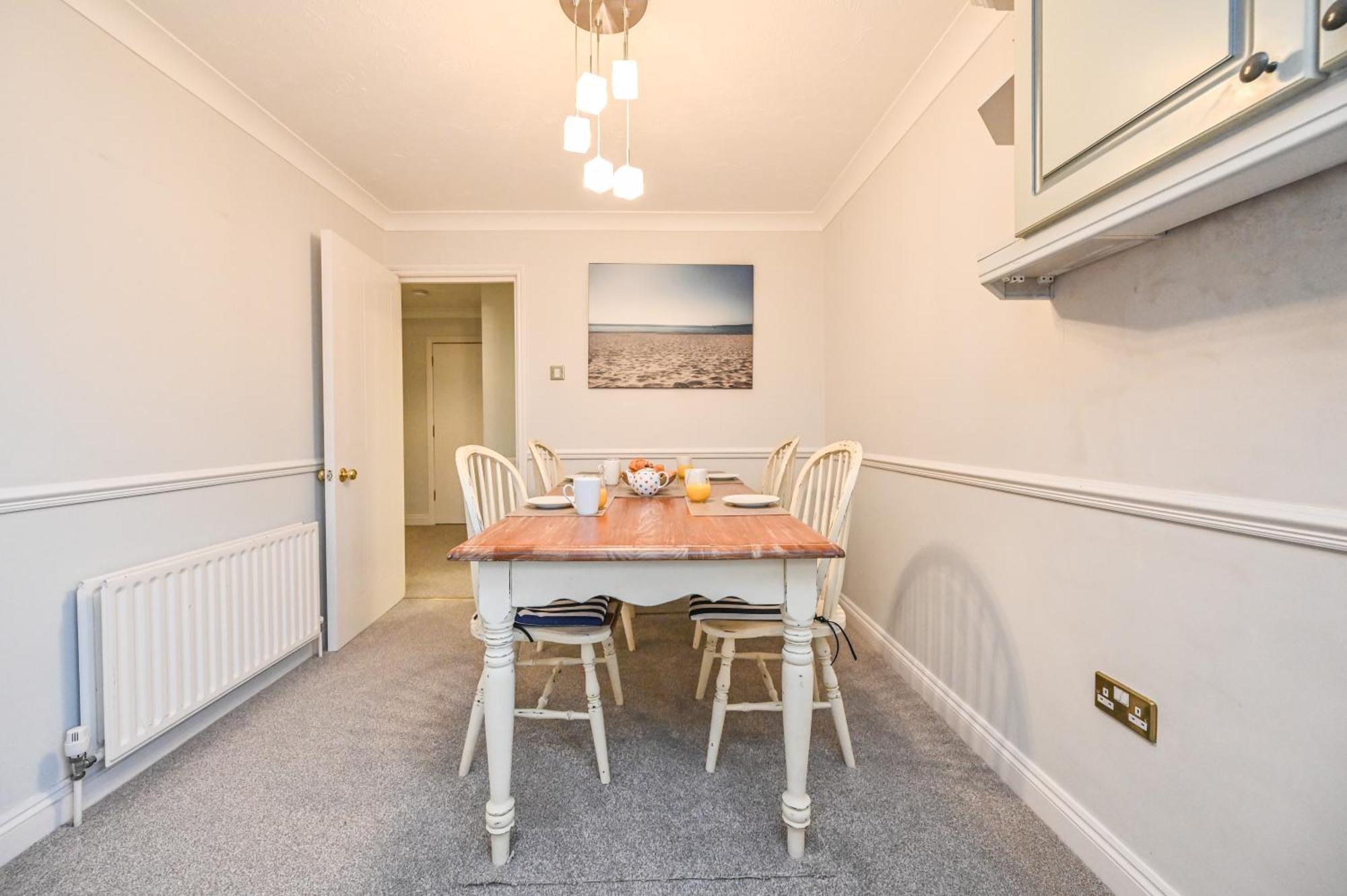 Top Floor Sandbanks Apartment With Free Parking Just Minutes From The Beach And Bars Canford Cliffs エクステリア 写真