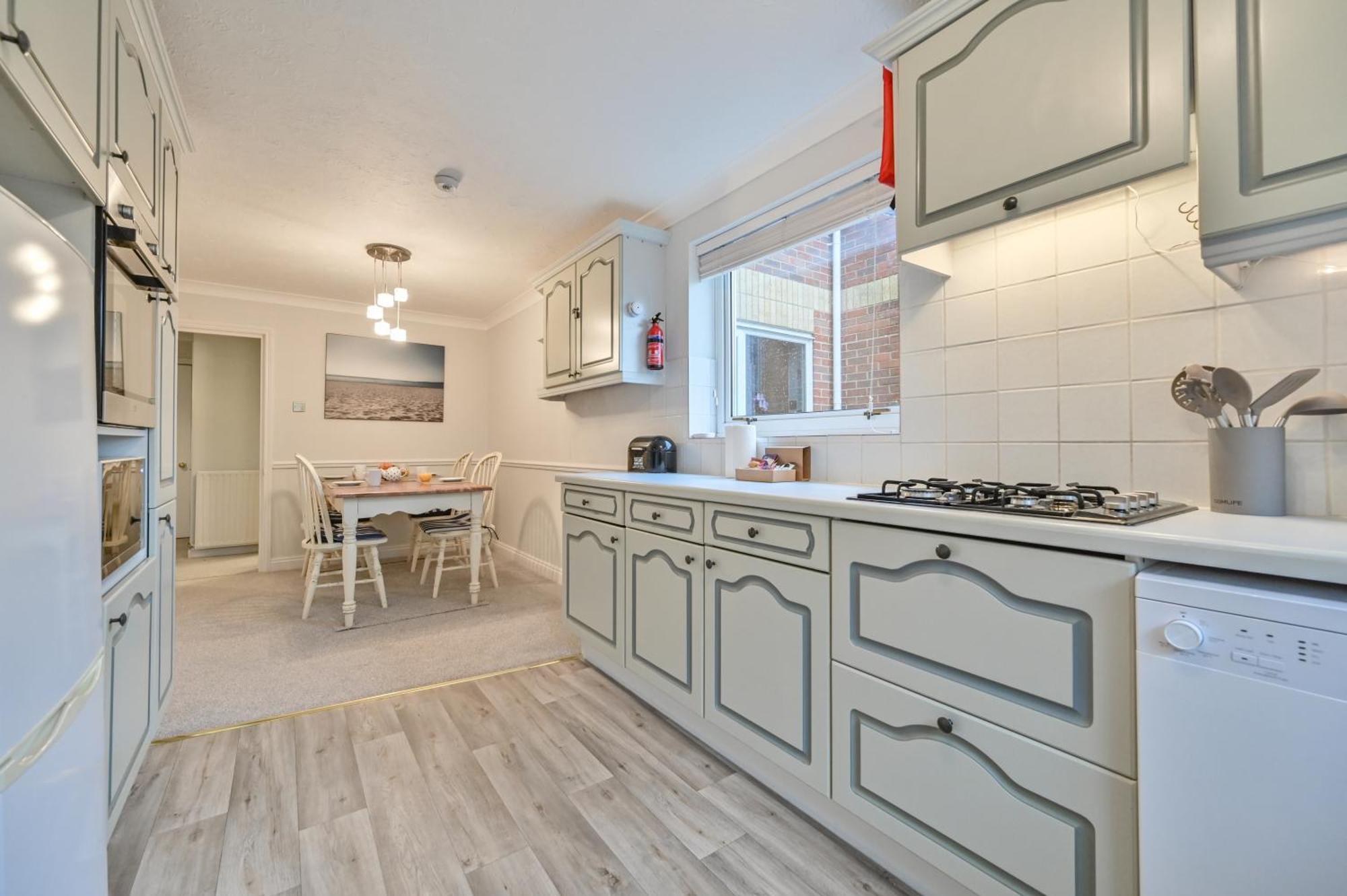 Top Floor Sandbanks Apartment With Free Parking Just Minutes From The Beach And Bars Canford Cliffs エクステリア 写真