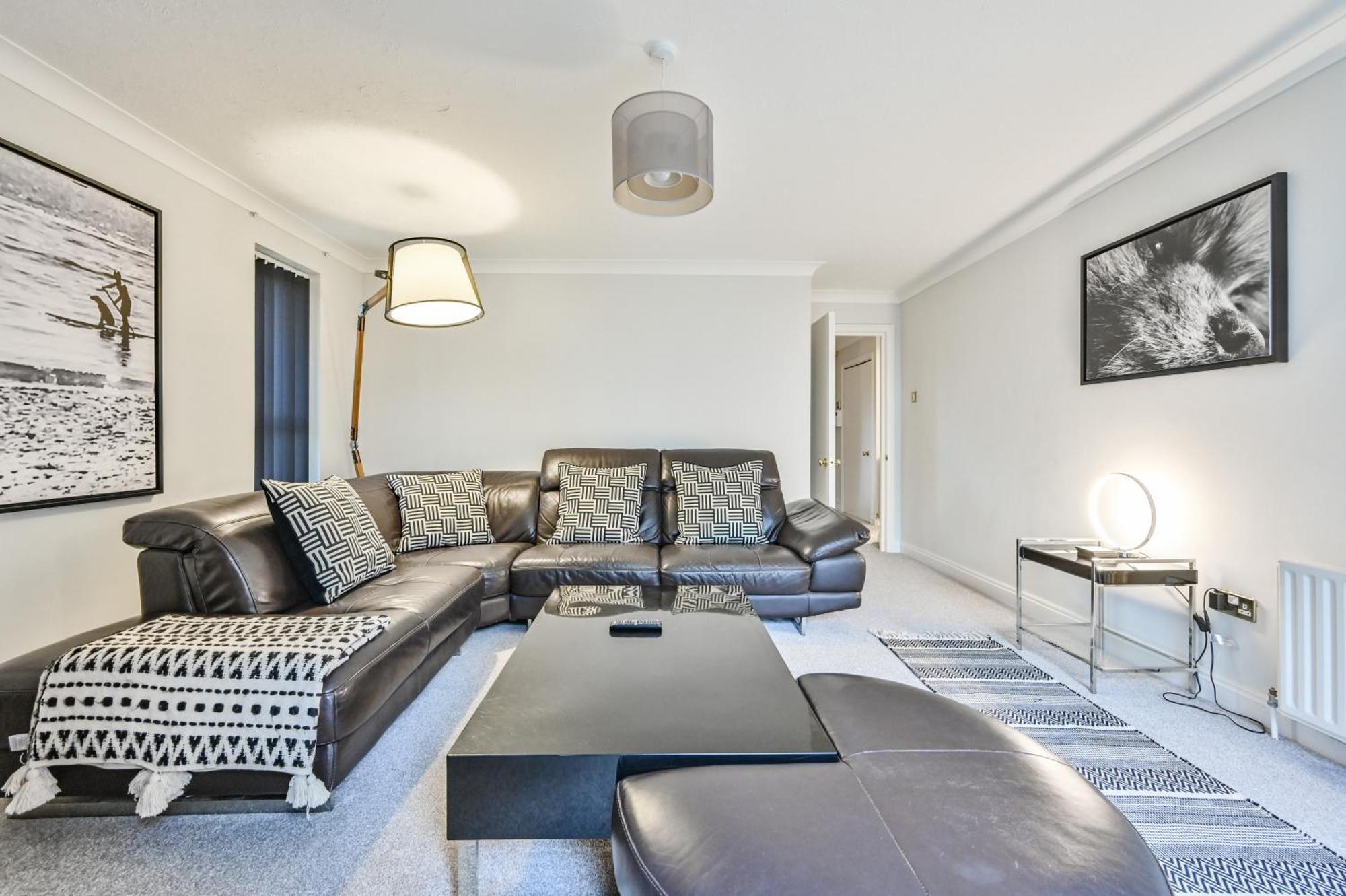 Top Floor Sandbanks Apartment With Free Parking Just Minutes From The Beach And Bars Canford Cliffs エクステリア 写真