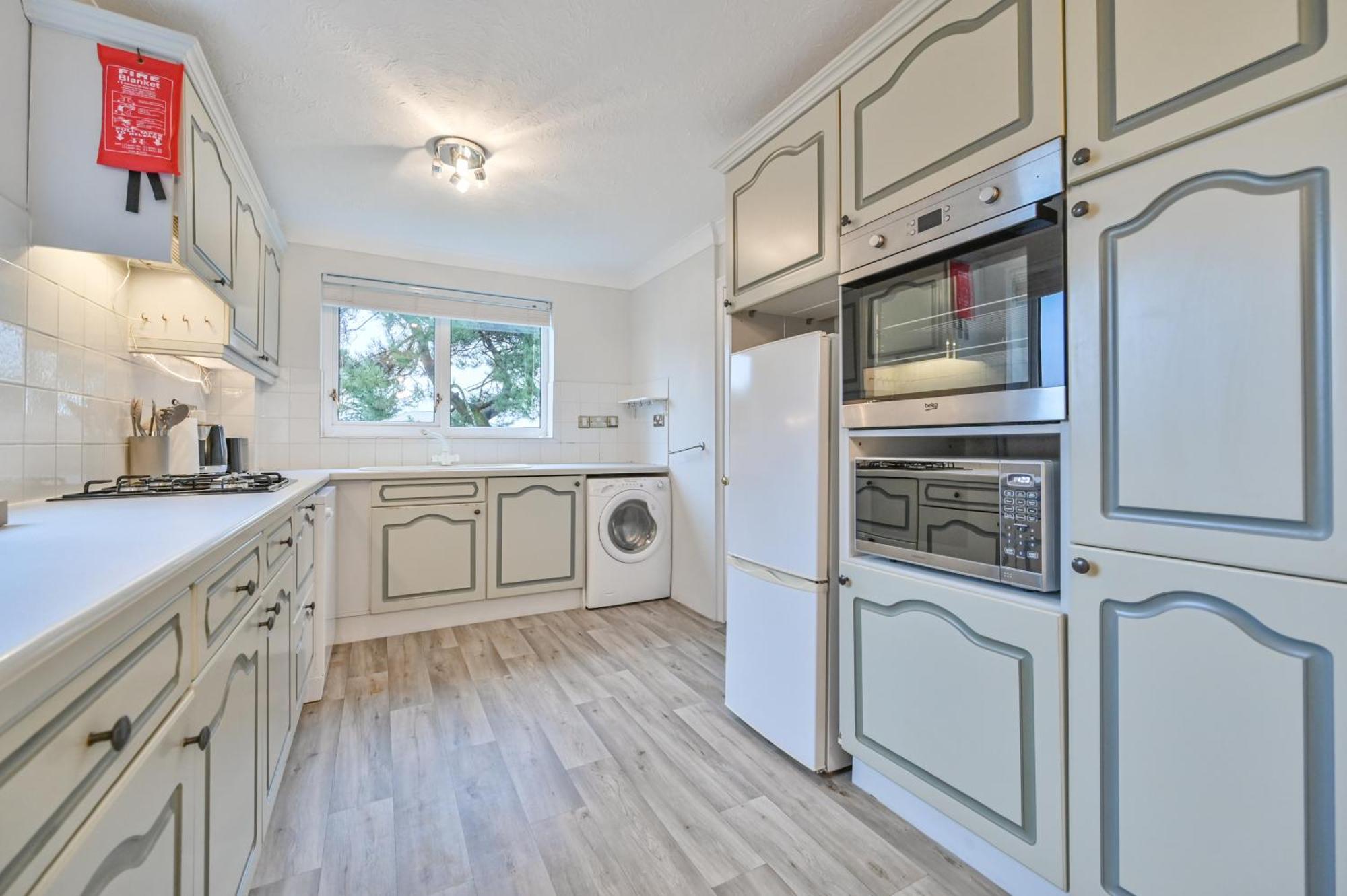 Top Floor Sandbanks Apartment With Free Parking Just Minutes From The Beach And Bars Canford Cliffs エクステリア 写真
