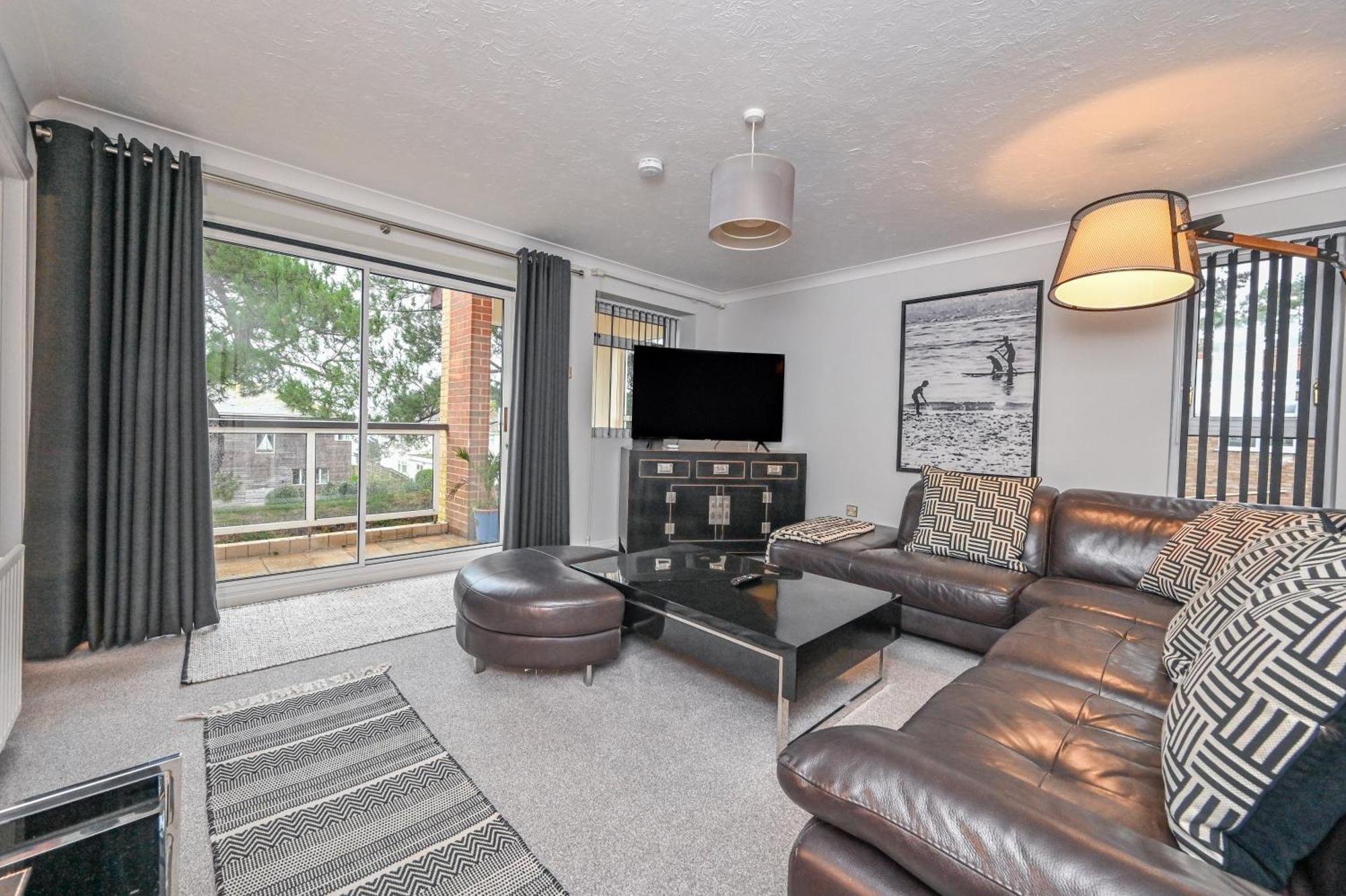 Top Floor Sandbanks Apartment With Free Parking Just Minutes From The Beach And Bars Canford Cliffs エクステリア 写真