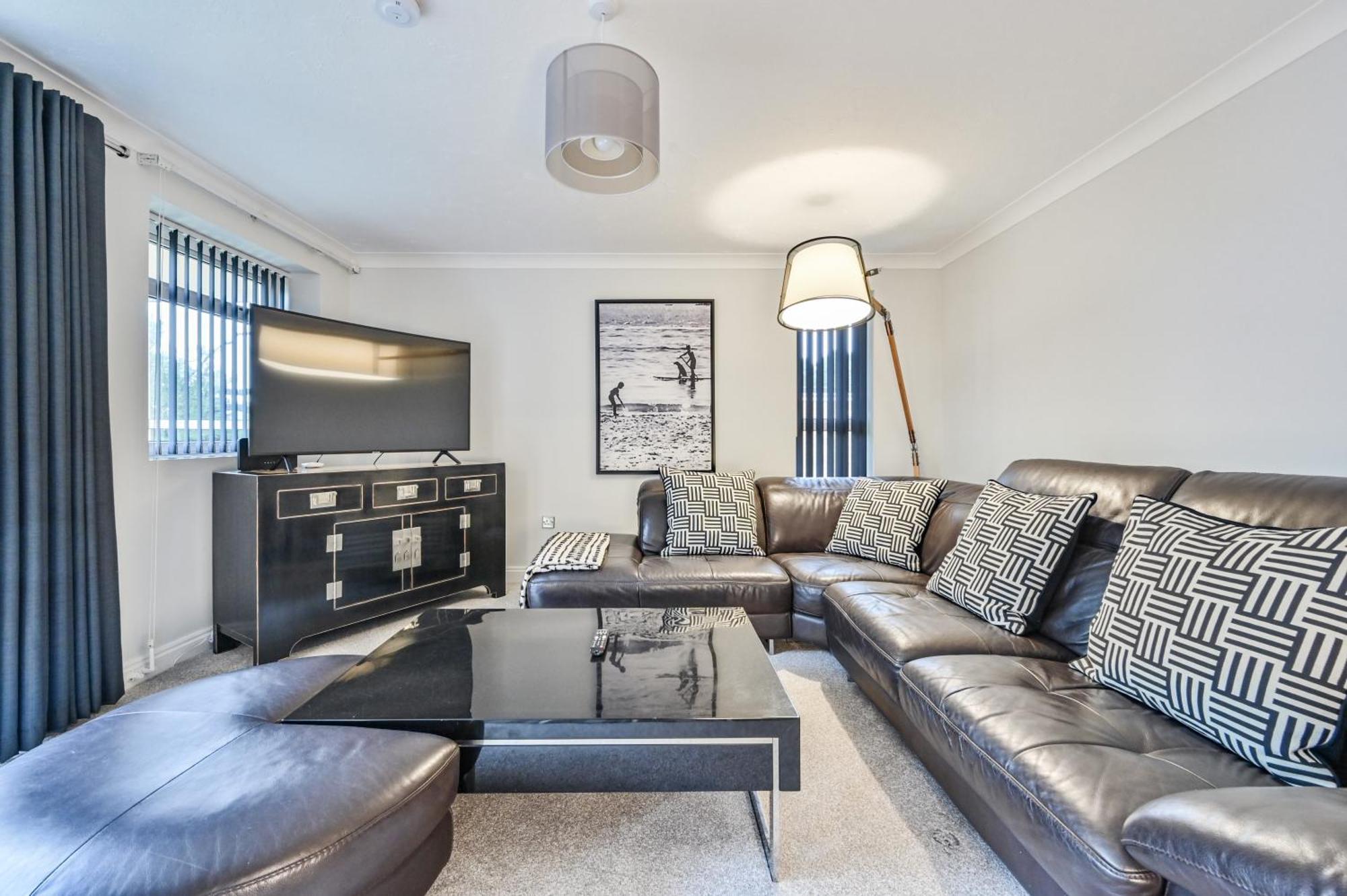 Top Floor Sandbanks Apartment With Free Parking Just Minutes From The Beach And Bars Canford Cliffs エクステリア 写真