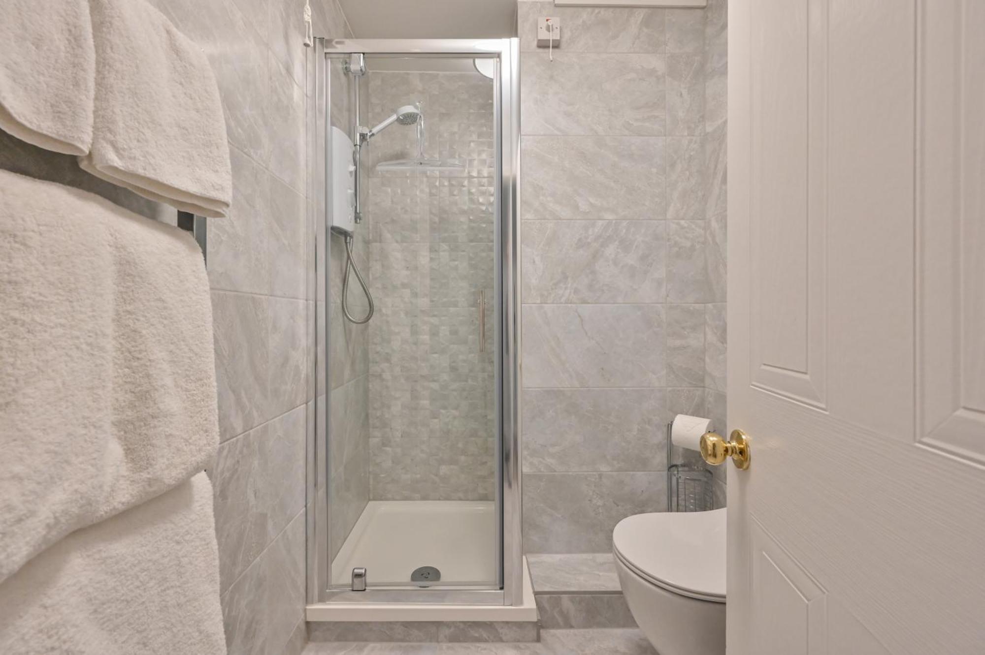 Top Floor Sandbanks Apartment With Free Parking Just Minutes From The Beach And Bars Canford Cliffs エクステリア 写真