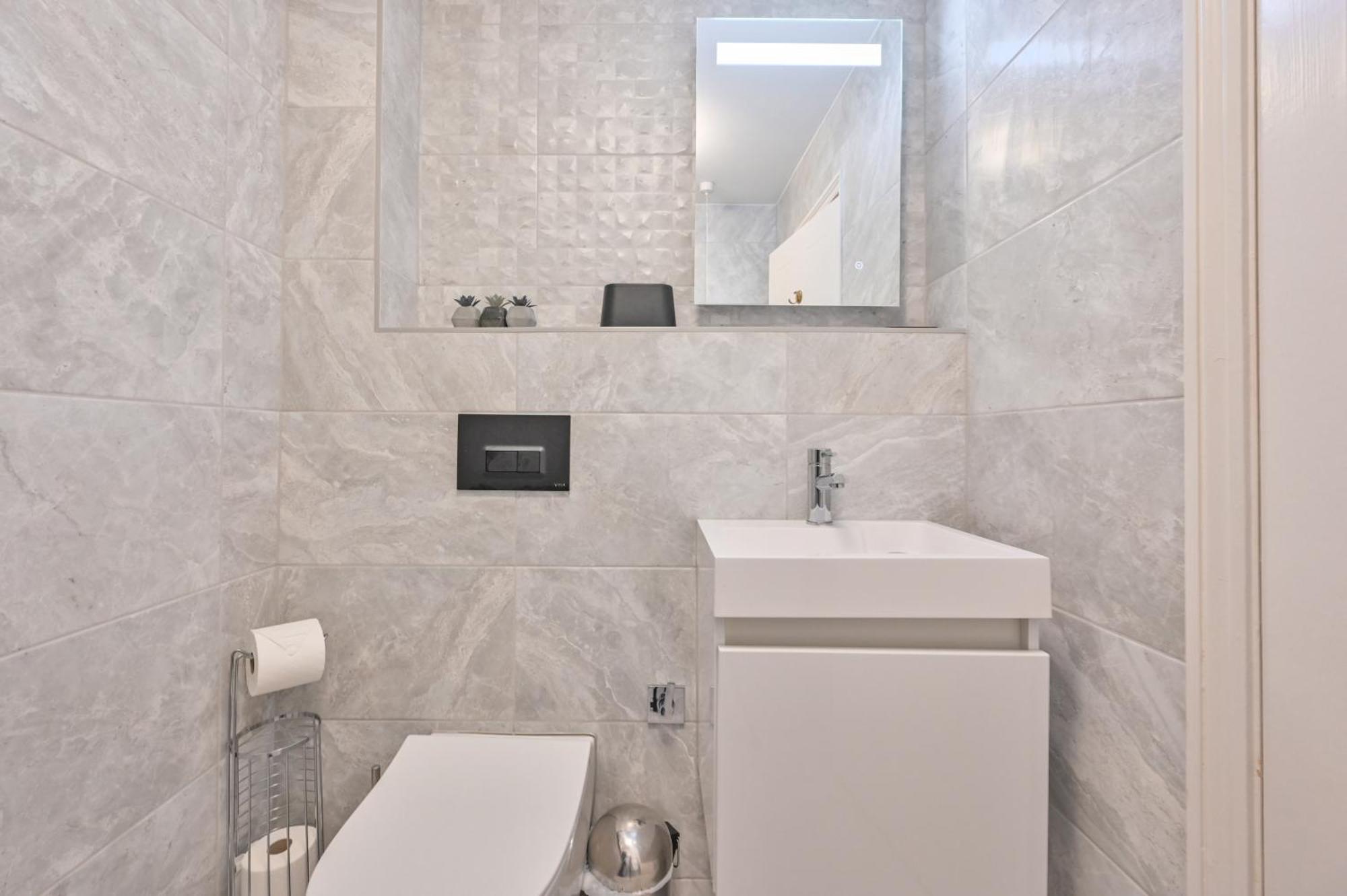 Top Floor Sandbanks Apartment With Free Parking Just Minutes From The Beach And Bars Canford Cliffs エクステリア 写真