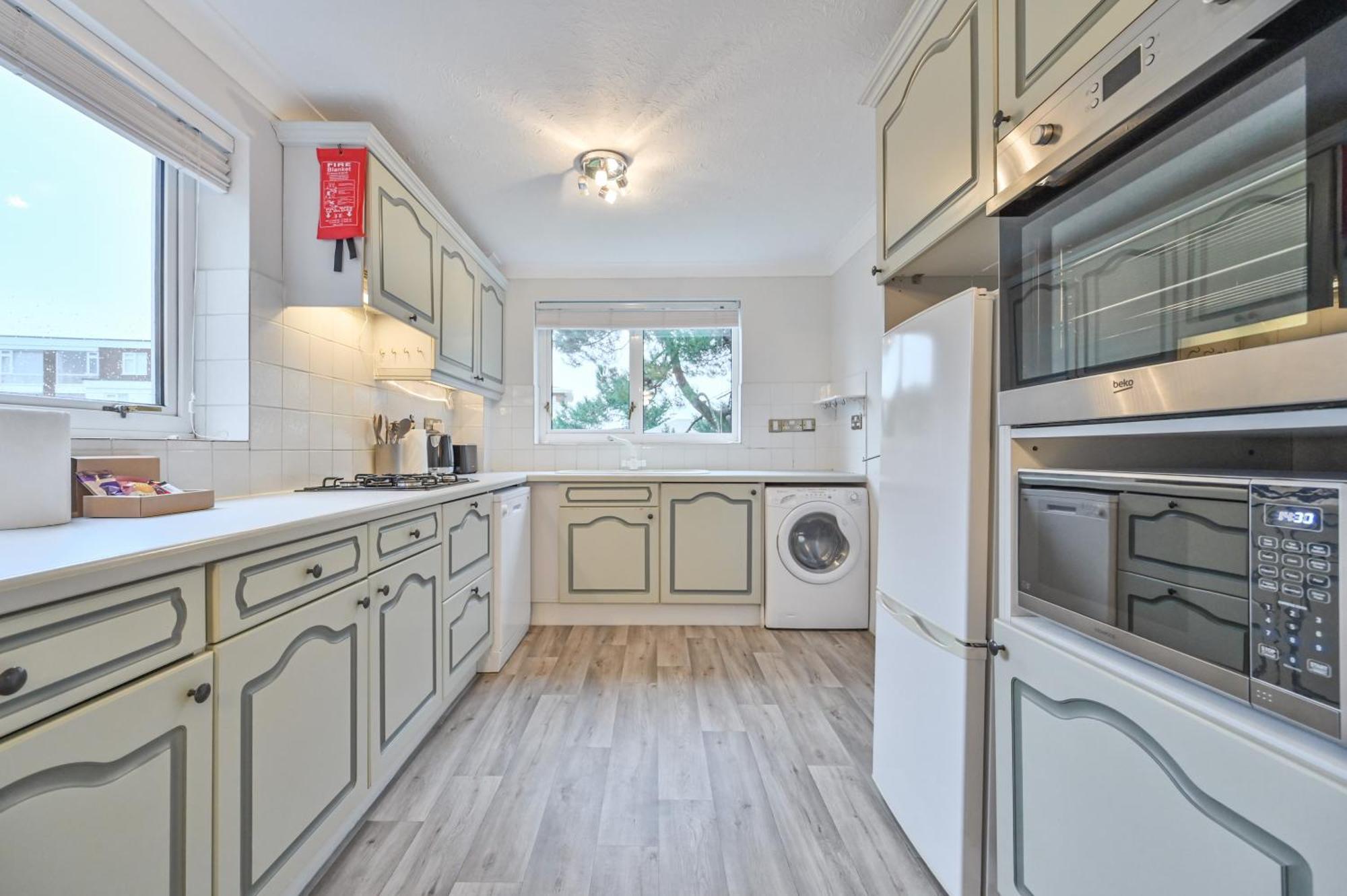 Top Floor Sandbanks Apartment With Free Parking Just Minutes From The Beach And Bars Canford Cliffs エクステリア 写真