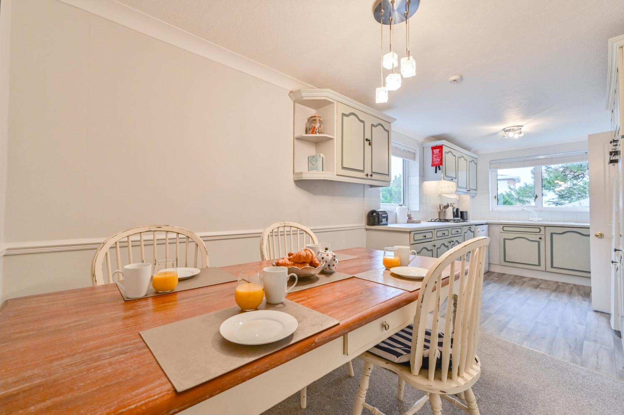 Top Floor Sandbanks Apartment With Free Parking Just Minutes From The Beach And Bars Canford Cliffs エクステリア 写真